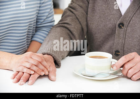 Nahaufnahme von Frau Tasse Tee mit älteren Eltern teilen Stockfoto