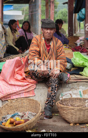 Ein Verkäufer im Hauptmarkt von Paro, Bhutan Stockfoto