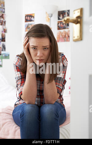 Porträt der depressive Teenager-Mädchen im Schlafzimmer Stockfoto