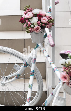 Kreativen Blumenstrauß bunte künstliche auf alten weißen Fahrrad. Raum in der Zone Unschärfe Zusammensetzung und selektiven Fokus Stockfoto