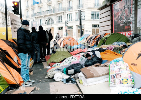 Flüchtlingslager an Barbes Boulevard, Paris, Frankreich. Stockfoto