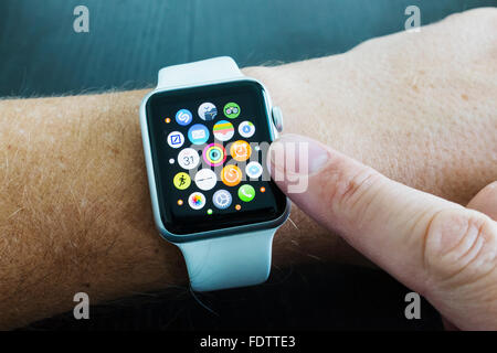 Detail des Startbildschirms mit app-Icons von Apple Watch mit weißem Band Stockfoto