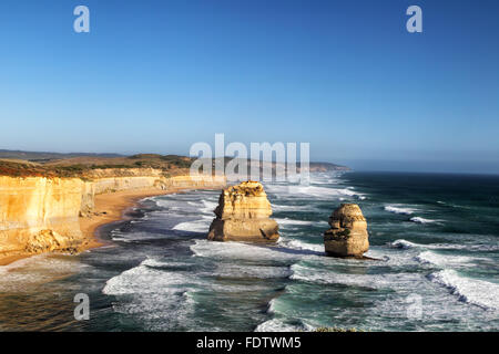 Gog und Magog, zwei Stapel der Felsen in der Nähe der zwölf Apostel an der Great Ocean Road im Port Campbell National Park, Australien. Stockfoto