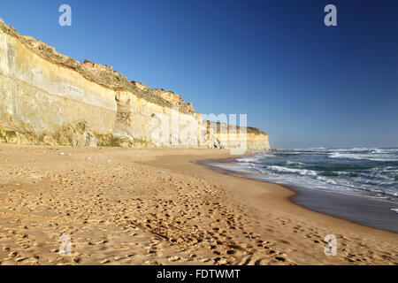 Strand und Küste bei Gibson Schritte in der Nähe der zwölf Apostel an der Great Ocean Road im Port Campbell National Park, Australien. Stockfoto