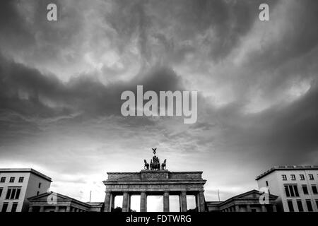 Ein schwarzer & weiße Bild von stürmischen Himmel über das Brandenburger Tor (Deutsch: Brandenburger Tor) Berlin, Deutschland. Stockfoto