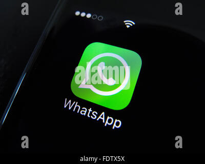 WhatsApp social media Messaging App Symbol auf dem Bildschirm des Mobiltelefons Stockfoto