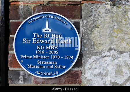 Diese Plakette markiert das Haus des ehemaligen britischen Premierministers, der Rt Hon Sir Edward Heath KG MBE, in Salisbury, England, Vereinigtes Königreich Stockfoto