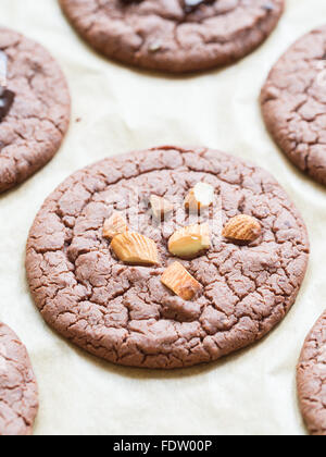 Vegane blütenlose Gluten freie Schokolade Kekse mit Mandeln. Stockfoto