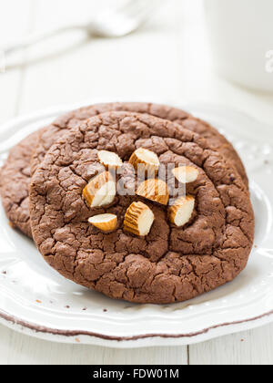 Vegane blütenlose Gluten freie Schokolade Kekse mit Mandeln. Stockfoto