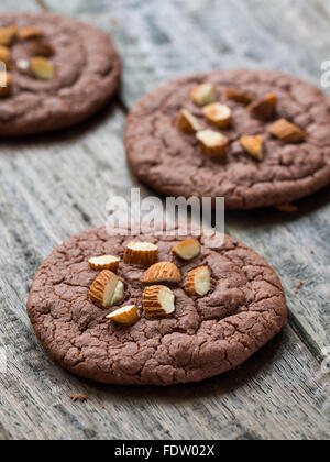 Vegane blütenlose Gluten freie Schokolade Kekse mit Mandeln. Stockfoto