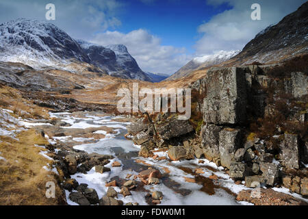 Winter-Blick vom Gipfel des Passes von Glencoe mit den drei Schwestern in Ferne. Glencoe, West Highlands. Stockfoto