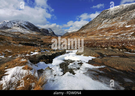 Winter Aussicht vom Gipfel des Passes von Glencoe in Richtung der drei Schwestern. Argyll North West Highlands. Stockfoto