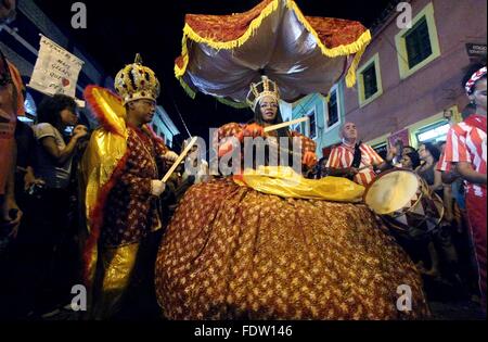 Recife, Pernambuco, Brasilien. 1. Februar 2016. Der König und die Königin führen den Maracatu Nação Karnevalsumzug während der Nacht der feierlichen Stille Trommeln Mitternacht Hommage an die Götter 1. Februar 2016 in Recife, Pernambuco, Brasilien. Carnaval in der nordöstlichen brasilianischen ist in Afro-Europäischen Traditionen verwurzelt und mehr als die berühmten Rio Carnaval Folklore. Stockfoto