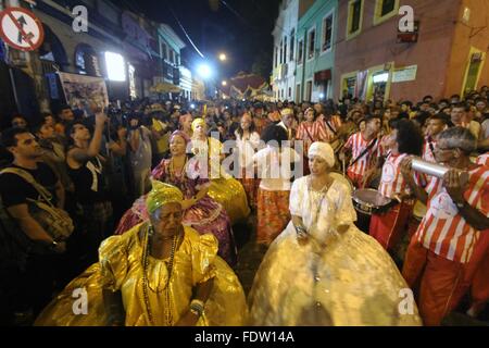 Recife, Pernambuco, Brasilien. 1. Februar 2016. Afro-brasilianische Frauen kleiden sich in Barock Kostüme Tanz in einem Maracatu Nação Karnevalsumzug durch die Straßen in der Nacht der feierlichen Stille Trommeln Mitternacht 1. Februar 2016 in Recife, Pernambuco, Brasilien. Carnaval in der nordöstlichen brasilianischen ist in Afro-Europäischen Traditionen verwurzelt und mehr als die berühmten Rio Carnaval Folklore. Stockfoto