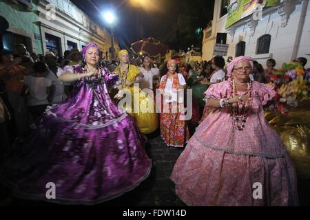 Recife, Pernambuco, Brasilien. 1. Februar 2016. Afro-brasilianische Frauen kleiden sich in Barock Kostüme Tanz in einem Maracatu Nação Karnevalsumzug durch die Straßen in der Nacht der feierlichen Stille Trommeln Mitternacht 1. Februar 2016 in Recife, Pernambuco, Brasilien. Carnaval in der nordöstlichen brasilianischen ist in Afro-Europäischen Traditionen verwurzelt und mehr als die berühmten Rio Carnaval Folklore. Stockfoto