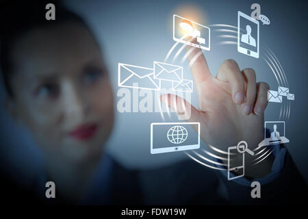 Geschäftsperson schieben Symbole auf eine Touchscreen-Oberfläche Stockfoto