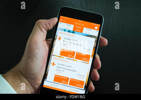 EasyJet Budget Airline Flug-Buchungs-app auf einem iPhone 6 Plus Smartphone Stockfoto