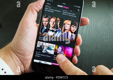 Home-Bildschirm des BBC iPlayer Catchup-TV-Streaming-Dienst auf dem iPhone 6 Plus Smartphone Stockfoto