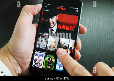 Homepage von Netflix auf Abruf Film- und TV-Streaming-Service-app auf iPhone 6 plus Smartphone Stockfoto