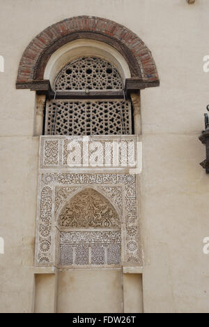 Fenster und Kalligraphie am ersten Moschee von Afrika - die Moschee von Amr ibn al Aas in Kairo, Ägypten. Stockfoto