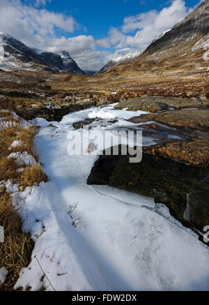 Winter Aussicht vom Gipfel des Passes von Glencoe in Richtung der drei Schwestern. Argyll North West Highlands. Stockfoto