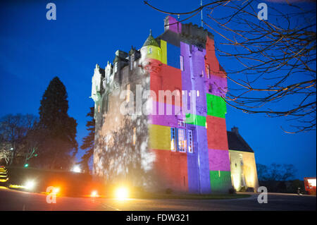 Crathes Castle leuchtet mit Projektionen auf der Enchanted Castle-Veranstaltung in Aberdeenshire, Schottland am 26. November 2011. Stockfoto