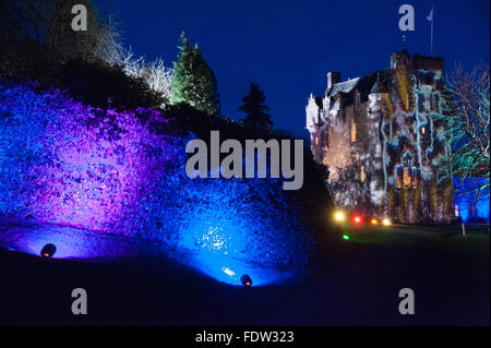 Crathes Castle leuchtet mit Projektionen auf der Enchanted Castle-Veranstaltung in Aberdeenshire, Schottland am 26. November 2011. Stockfoto