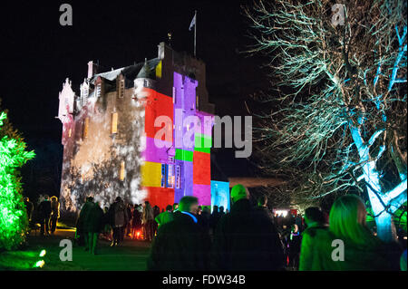 Crathes Castle leuchtet mit Projektionen auf der Enchanted Castle-Veranstaltung in Aberdeenshire, Schottland am 26. November 2011. Stockfoto