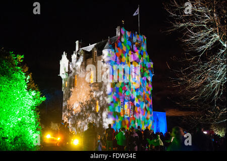 Crathes Castle leuchtet mit Projektionen auf der Enchanted Castle-Veranstaltung in Aberdeenshire, Schottland am 26. November 2011. Stockfoto