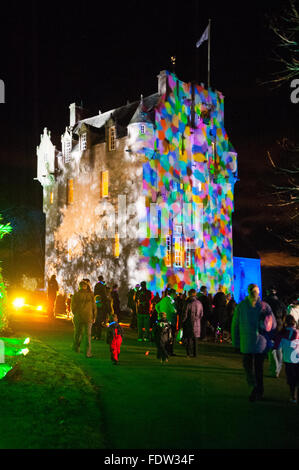 Crathes Castle leuchtet mit Projektionen auf der Enchanted Castle-Veranstaltung in Aberdeenshire, Schottland am 26. November 2011. Stockfoto