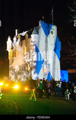 Crathes Castle leuchtet mit Projektionen auf der Enchanted Castle-Veranstaltung in Aberdeenshire, Schottland am 26. November 2011. Stockfoto