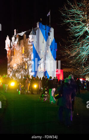 Crathes Castle leuchtet mit Projektionen auf der Enchanted Castle-Veranstaltung in Aberdeenshire, Schottland am 26. November 2011. Stockfoto