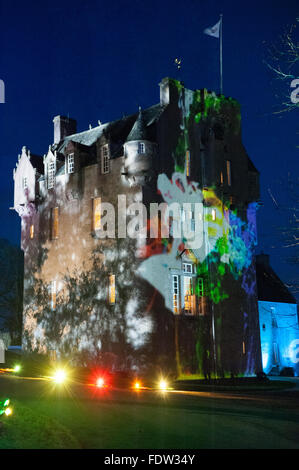 Crathes Castle leuchtet mit Projektionen auf der Enchanted Castle-Veranstaltung in Aberdeenshire, Schottland am 26. November 2011. Stockfoto