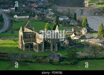 Tintern Abbey & The River Wye, in der Nähe der Devils Kanzel aus betrachtet Stockfoto