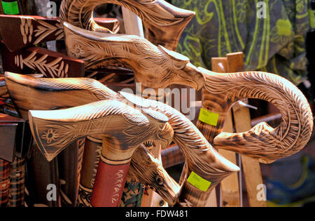 Souvenir-Stall mit Holz handgefertigt-Walking-Stöcke mit Adler geformte Griff in Karpacz, Polen Stockfoto