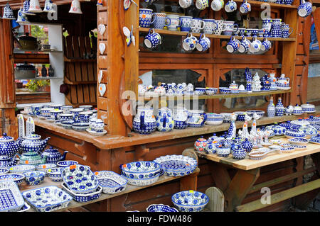 Keramik Keramik Steingut bunte aus Boleslawiec an einem Marktstand in Karpacz, Polen Stockfoto