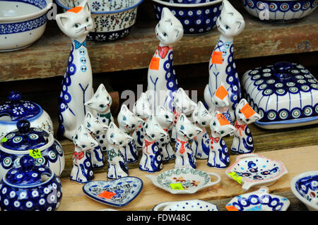 Katze Keramik Keramik Steingut Figuren bunt aus Boleslawiec an einem Marktstand in Karpacz, Polen Stockfoto