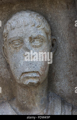 geschnitzte Relief eines Mannes Stockfoto