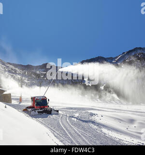 Vorbereitung des Skigebiet in den Pyrenäen von roten Ratrack Fahrzeug und Schnee Canon, Andorra, Europa Stockfoto