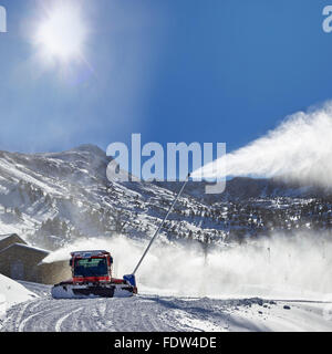 Vorbereitung des Skigebiet in den Pyrenäen von roten Ratrack Fahrzeug und Schnee canon Stockfoto