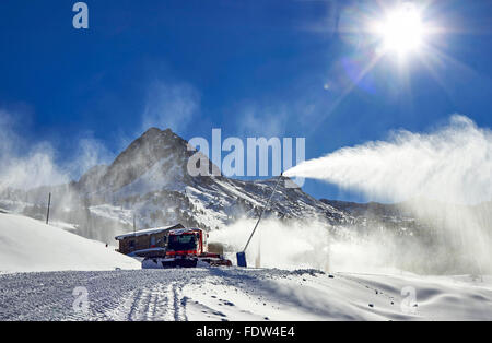 Roten Ratrack Fahrzeug Vorbereitung Schnee im Skigebiet in den Pyrenäen, Europa Stockfoto