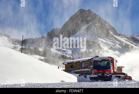 Roten Ratrack Fahrzeug Vorbereitung Schnee im Skigebiet in Andorra, Pyrenäen, Europa Stockfoto