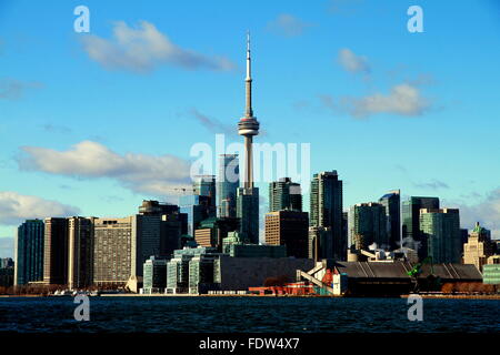 Toronto Skyline vom Kirschstraße industriellen Hafen aus gesehen Stockfoto