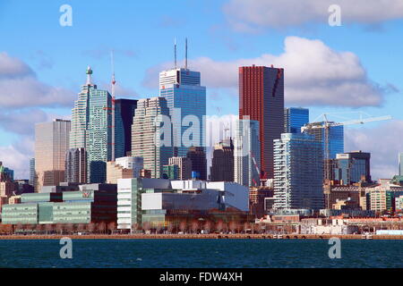 Toronto Skyline vom Kirschstraße industriellen Hafen aus gesehen Stockfoto