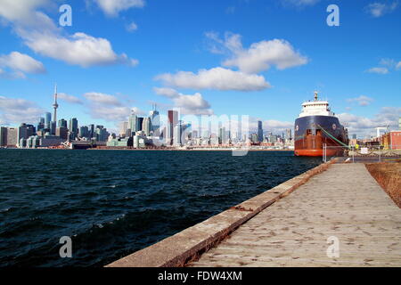 Toronto Skyline vom Kirschstraße industriellen Hafen aus gesehen Stockfoto