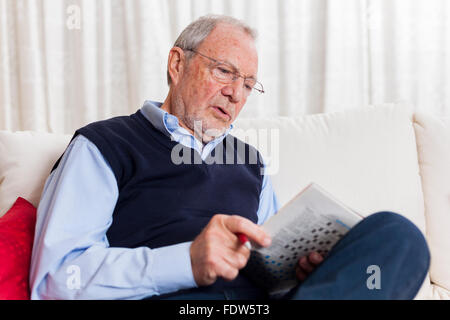 Senior Greis verschiedene Situationen zu Hause Stockfoto