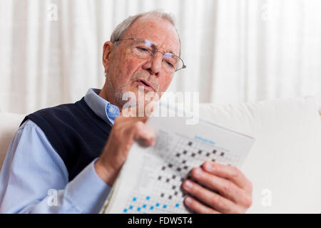 Senior Greis verschiedene Situationen zu Hause Stockfoto