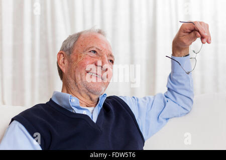 Senior Greis verschiedene Situationen zu Hause Stockfoto