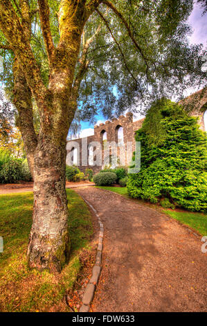 Im Hochformat aufgenommen in McCaigs Turm, runden das Denkmal, das über Oban Bay auf Batterie Hill., Argyll sitzt. Stockfoto