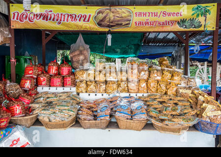 Thailand. Dinge, die im wesentlichen Thai. Bunte Marktstand im Norden von Thailand verkaufen hauptsächlich Tamarind Obst und andere lokale Produkte Stockfoto